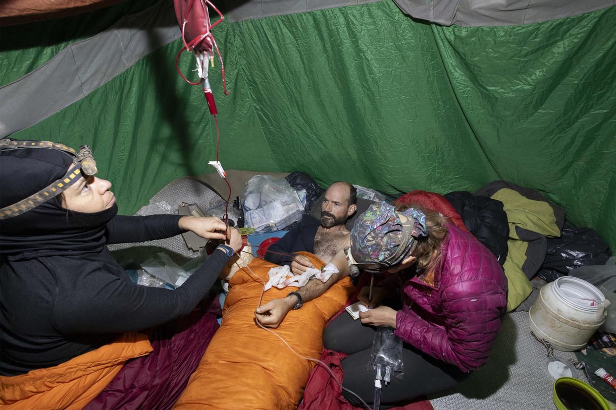 Elkezdték felhozni az ezer méter mélyen rekedt barlangászt, akihez a magyar mentőcsapat ért oda elsőnek