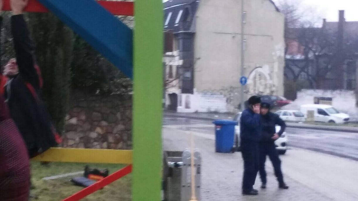 Elszállították a pécsi, Kutyapárt építette buszvárót