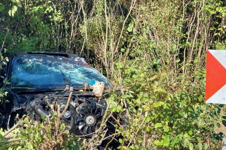 Felborult egy autó az M9-esen, a sofőr nem élte túl a balesetet