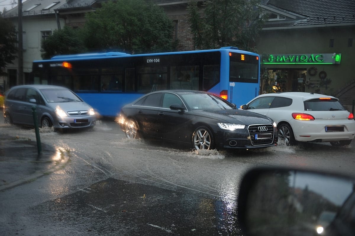 Másodfokú riasztást adtak ki felhőszakadás veszélye miatt
