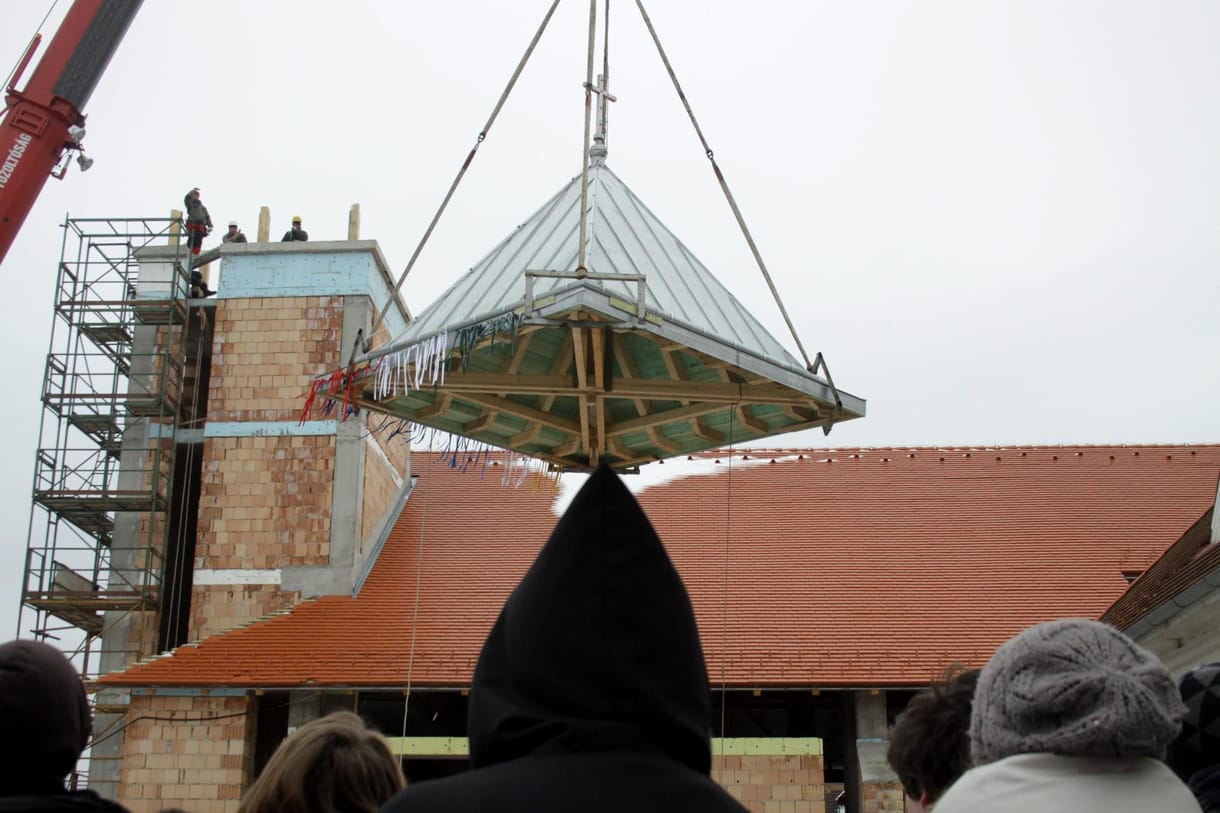 Fotó: így emelték helyére a nemesvámosi templom kupoláját