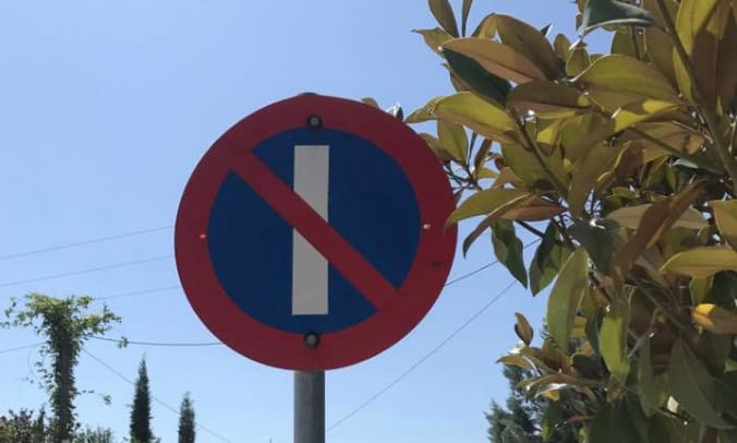 Itt a válasz a nap kérdésére: ezt jelenti a furcsa közlekedési tábla