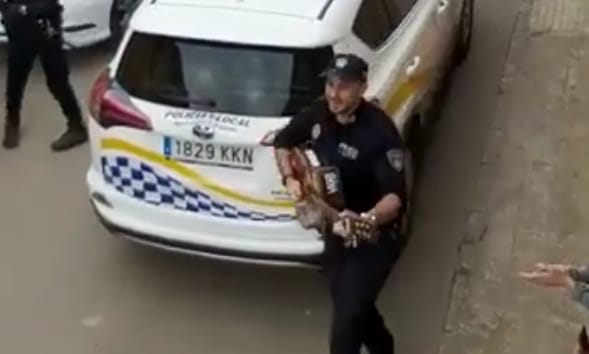 A mallorcai rendőrök egyedi módon tartják a lelket a lakókban a kijárási tilalom alatt – videó