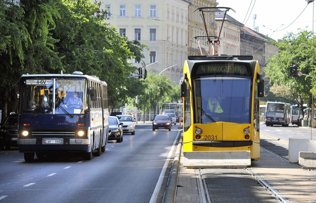 Miért is kellene buszsáv a világ egyik legforgalmasabb villamosának pótlásához?