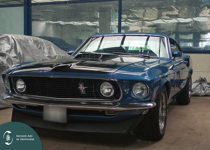 Fotók: Lefoglalt amerikai izomautókból is szép gyűjteménye van a NAV-nak