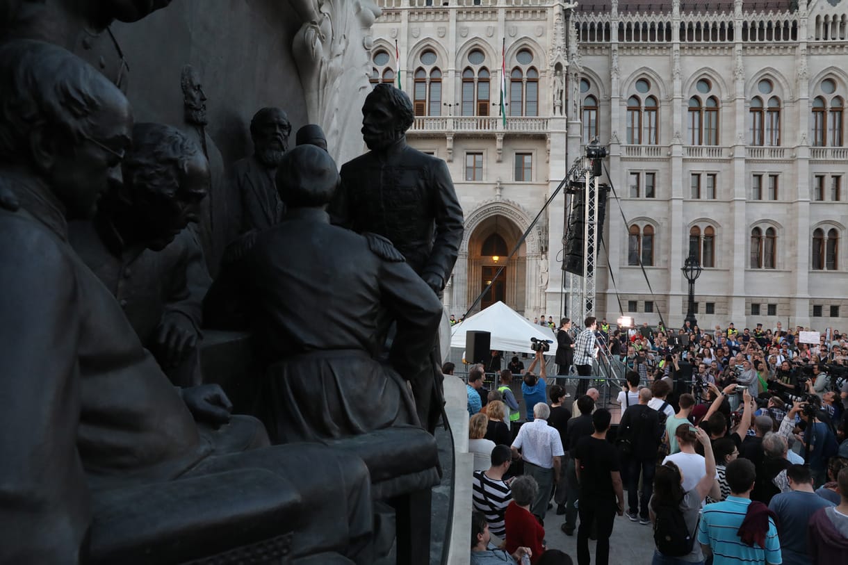 Orbán bújócskázott a sajtóval, nincs haladék a CEU-nak