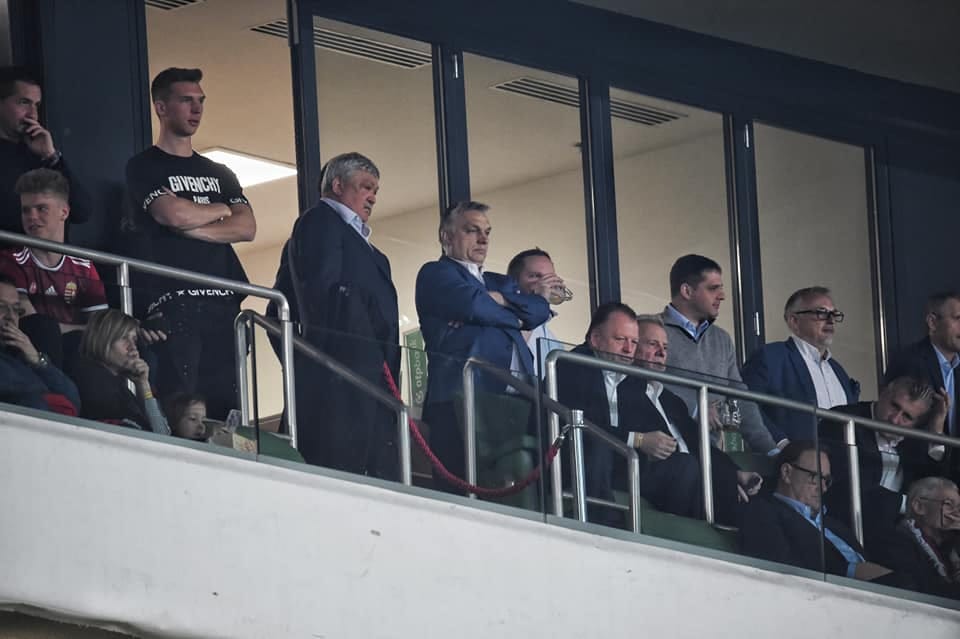 Amíg Szalaiék hajtottak, lássuk, mi történt a VIP-páholyban