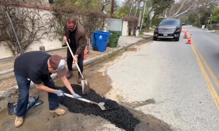 Schwarzenegger saját maga tömött be egy kátyút – videó