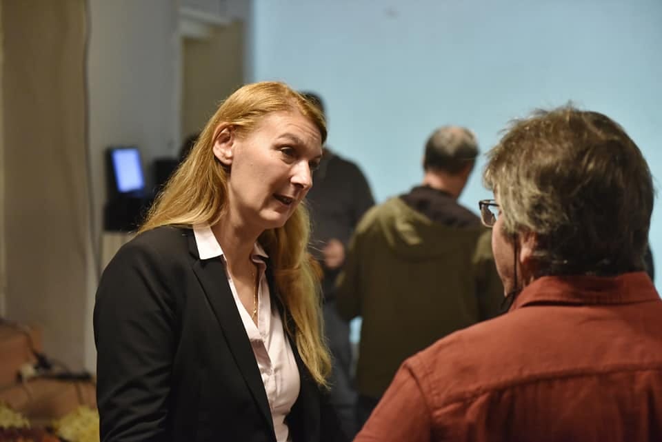 Baranyi Krisztina kitűzte Ferencvárosban a kurd zászlót
