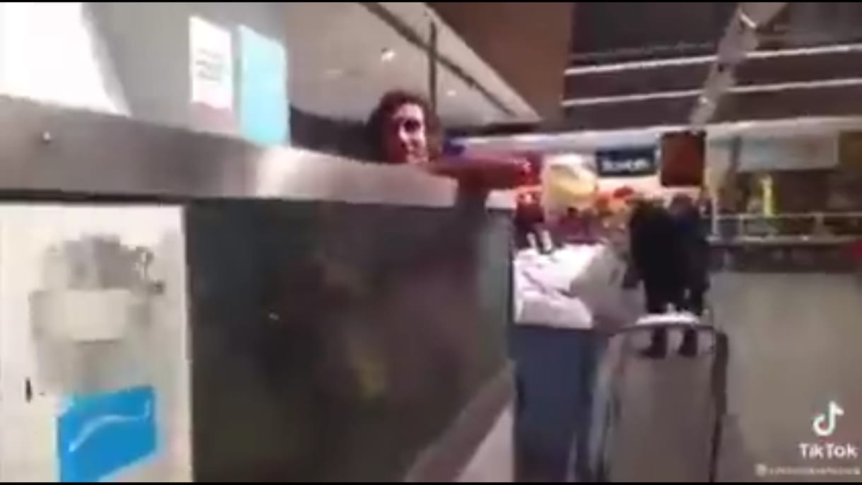 Alsónadrágra vetkőzött, majd megfürdött a pontyok között egy férfi a budaörsi Auchanban