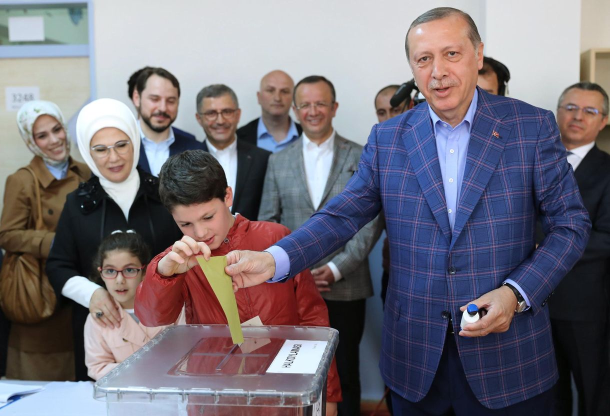 Török választások: egyelőre Erdogan vezet mindkét fronton