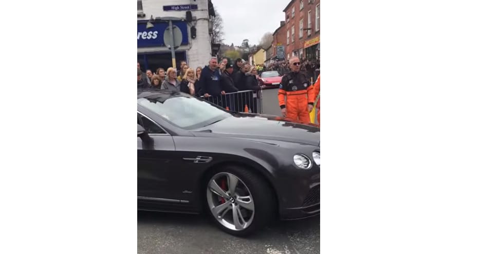 Pont a szervezők miatt ment egymásnak egy BMW i8 és egy Bentley Continetal GT