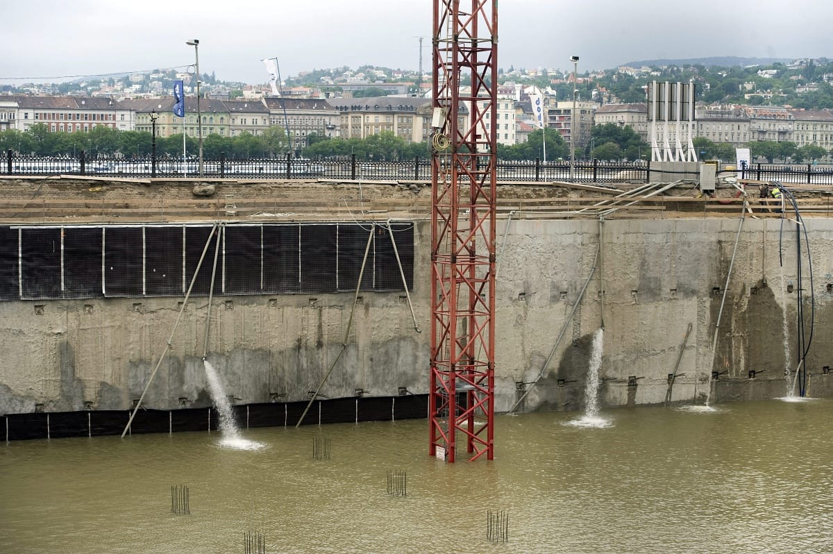 A Kossuth téri tó partján – percről percre a parlamentből