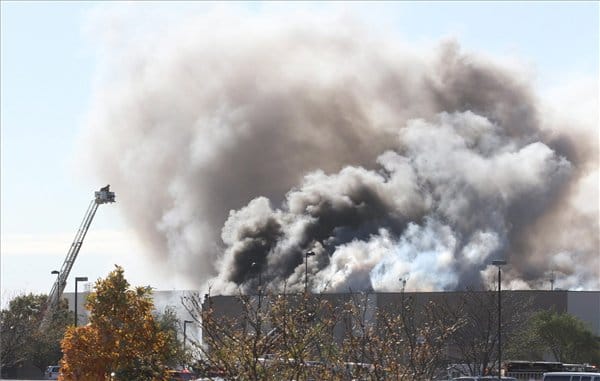 Reptéri épületbe csapódott egy kisgép Kansasban – fotó