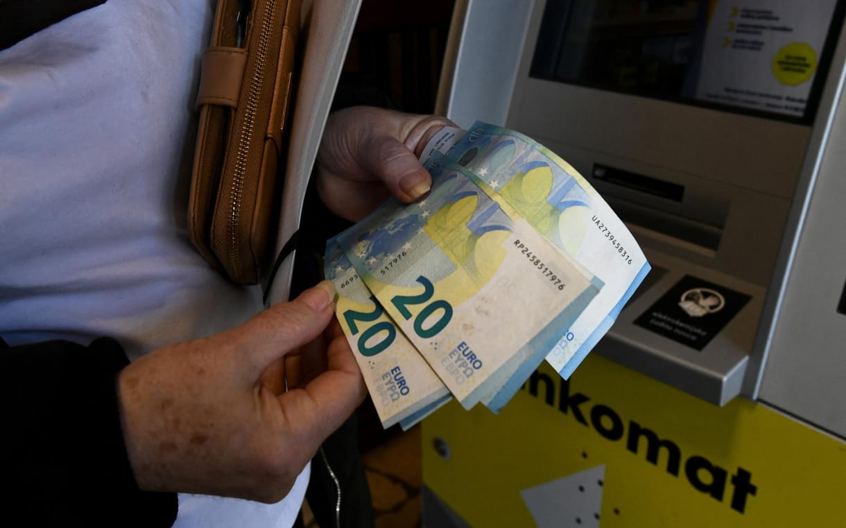 Tovább erősödik a forint, már 379 alatt az euró