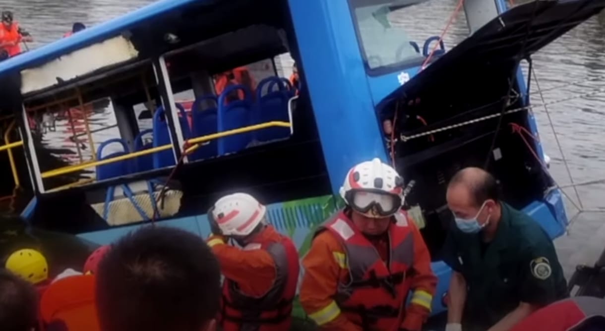 Tóba zuhant egy busz Kínában – 21 halott