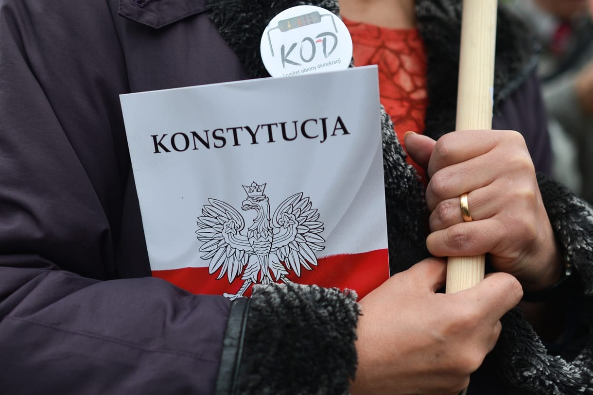 Lengyelországban megszűnik a független bíráskodás