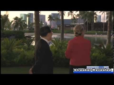 Videó: ágyékkötős férfi szaladt el Hillary Clinton mögött