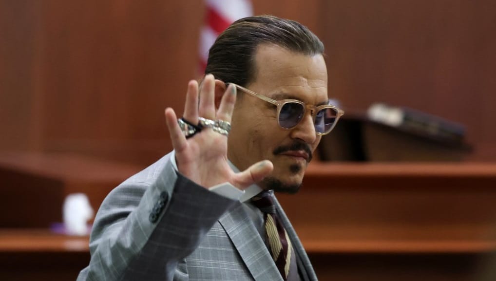 Félmeztelen férfi táncosok között vonult Johnny Depp Rihanna divatbemutatóján