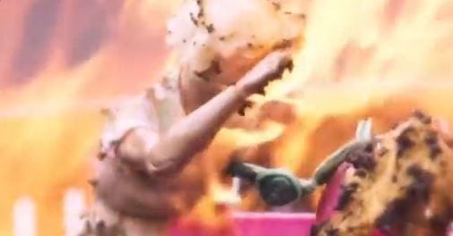 Barbie babát égetett egy ismert amerikai újságíró