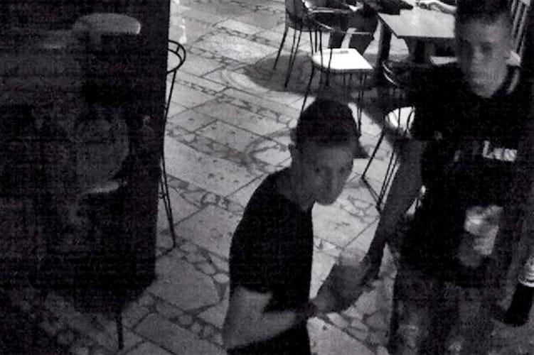 A rendőrség szerint ez a két alak lopott egy győri szórakozóhelyen
