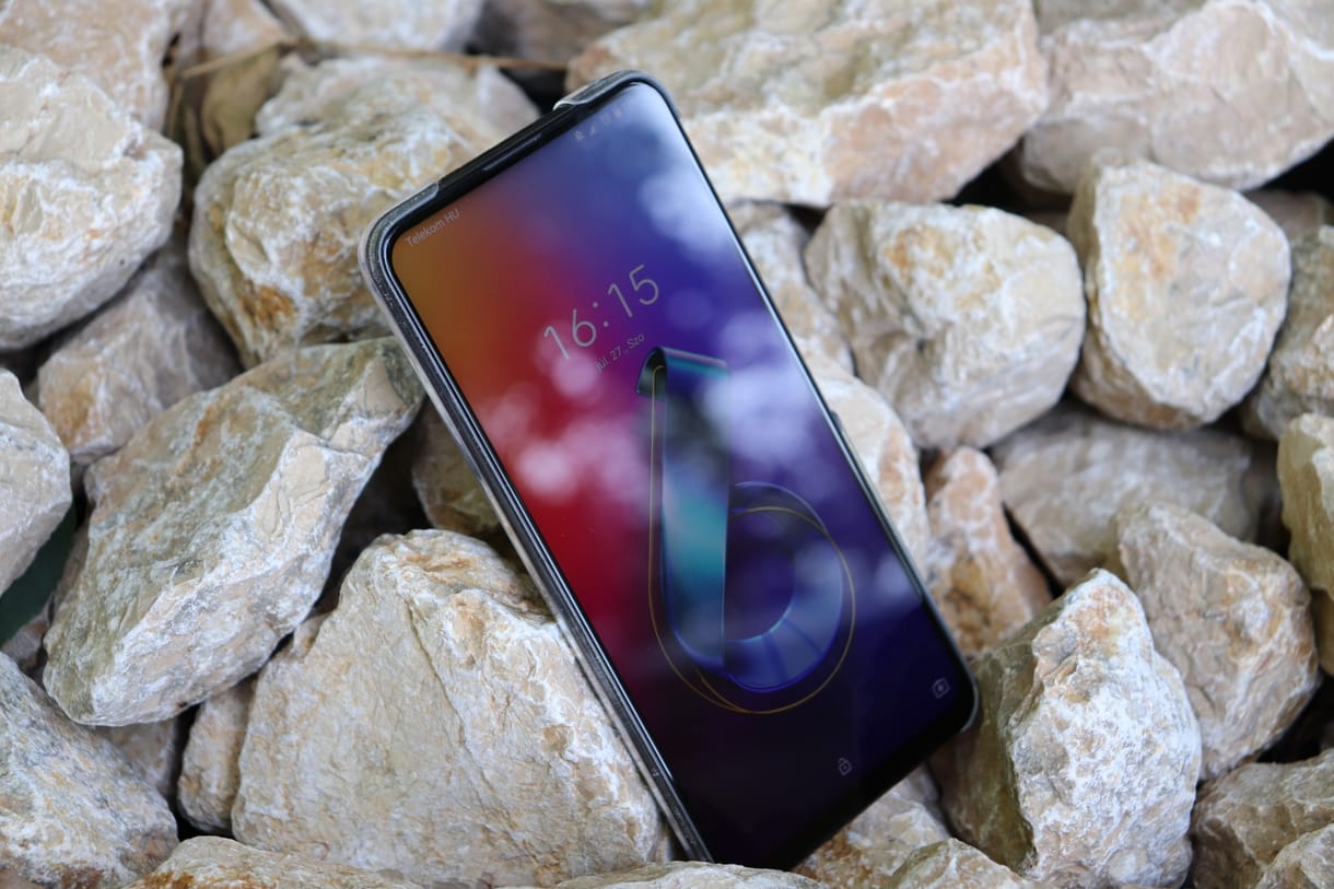 Erős androidos telefon, egy trükkös megoldással: teszten az Asus ZenFone 6