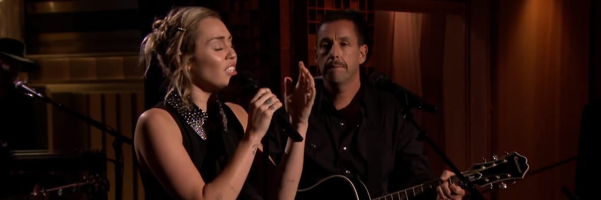 Megrendítő dallal emlékezett a Las Vegas-i áldozatokra Adam Sandler és Miley Cyrus