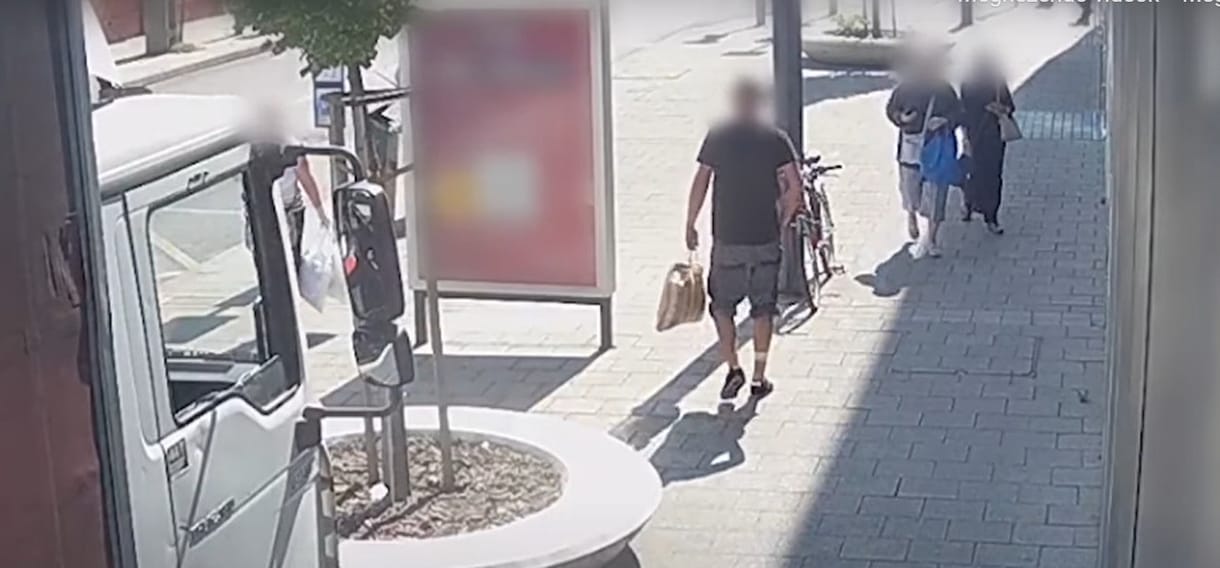 Kamera rögzítette, ahogyan az újpesti utcán megkéselnek valakit