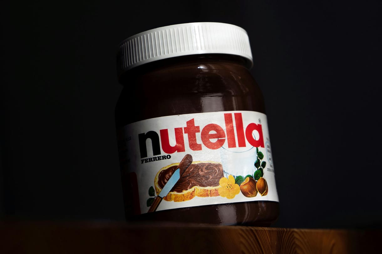 Több tízezer kilométer egy falat mogyorókrémért – maradhat? Végignéztük, hogy jut el a Nutella a boltokig