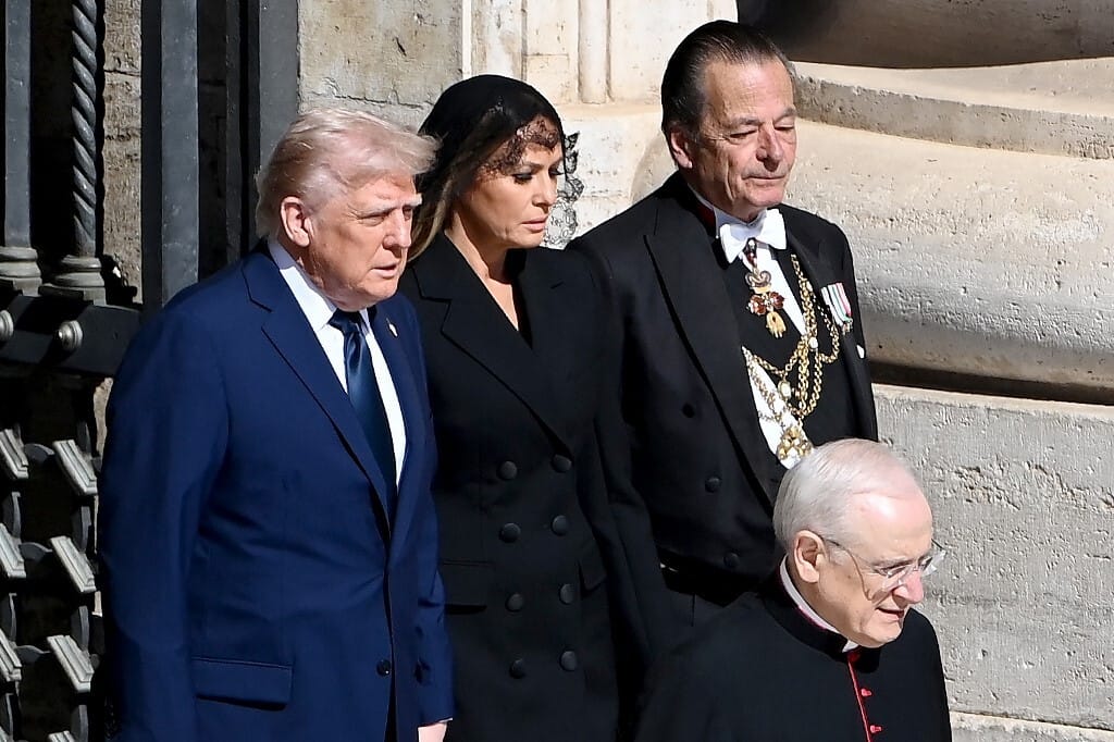 Trump és Zelenszkij tárgyalt egy gyorsat Ferenc pápa temetése előtt