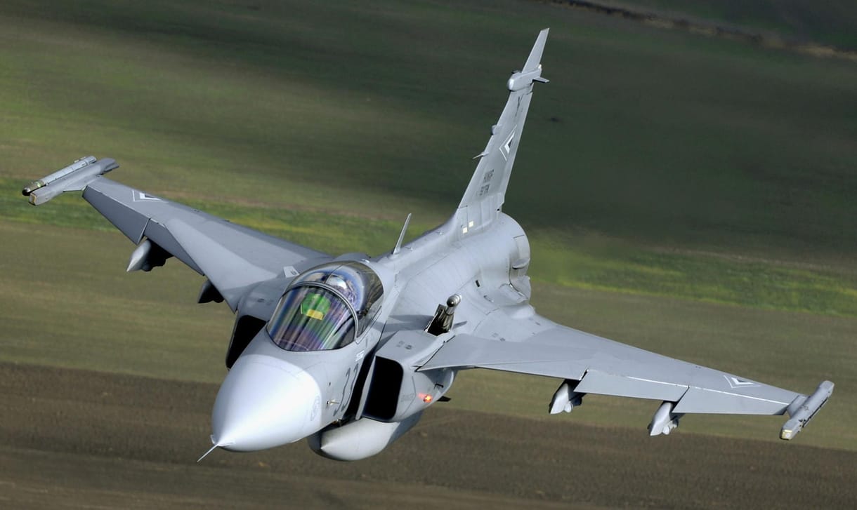 Baj volt az egyik Gripennel, ezért landolt Debrecenben