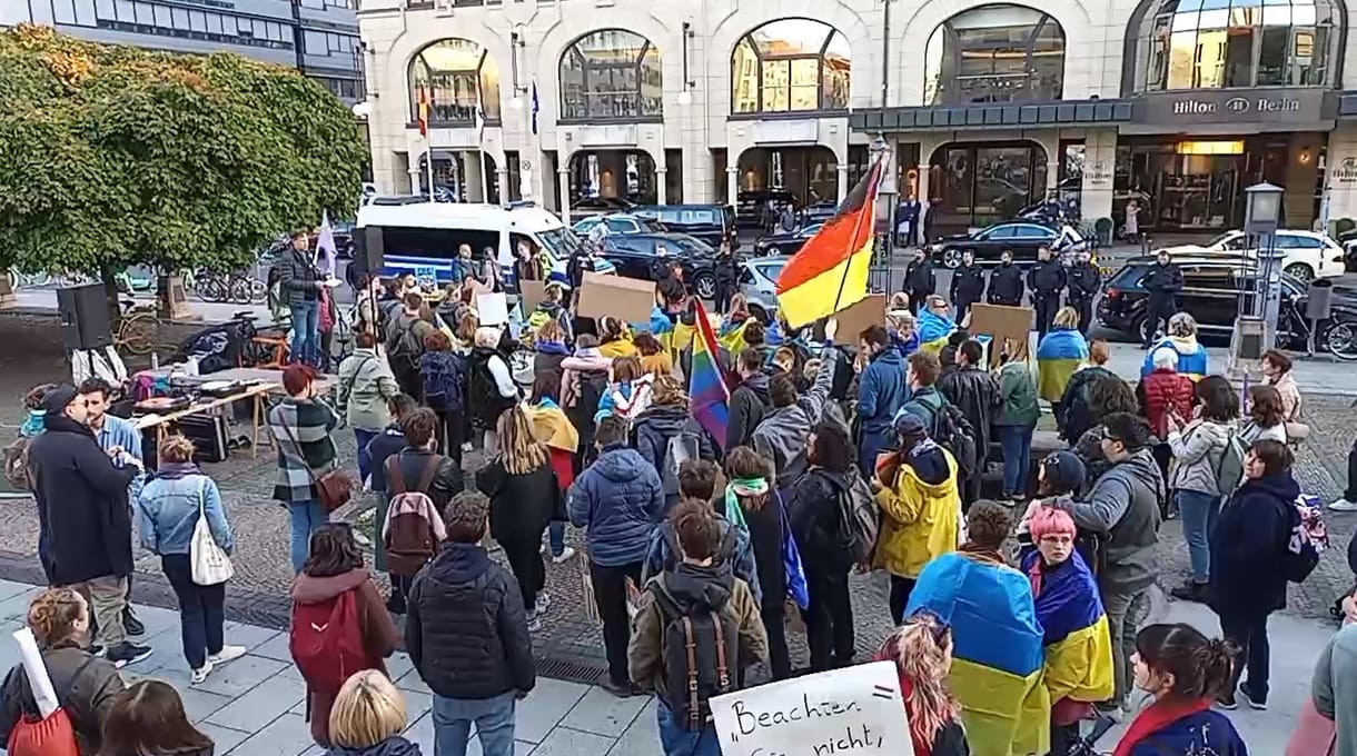 Prága után Berlinben is tüntetők várták Orbánt