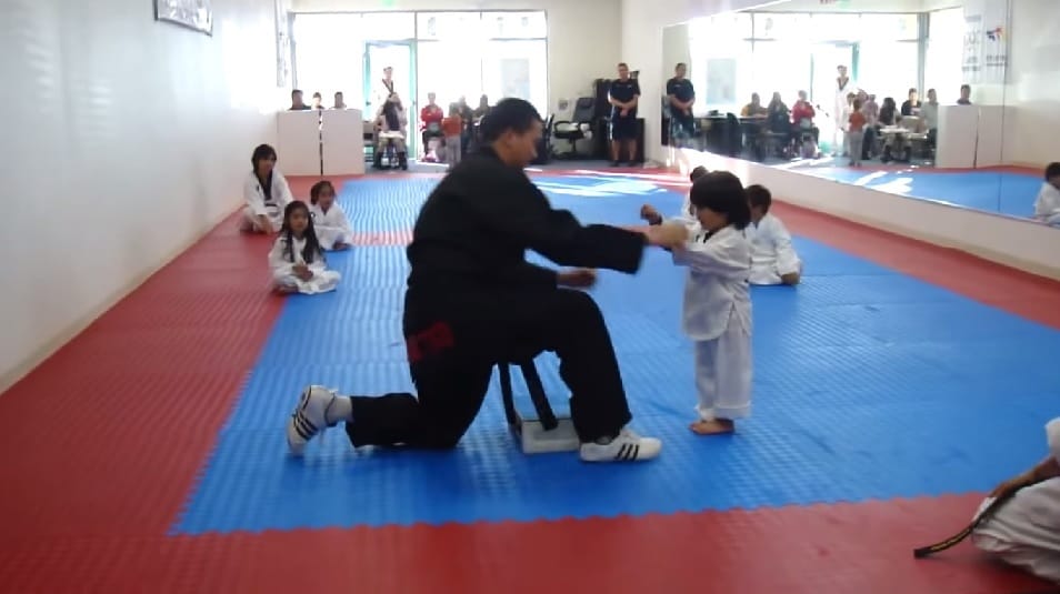 Így szerzi meg övét a legviccesebb karate-kölyök - videó