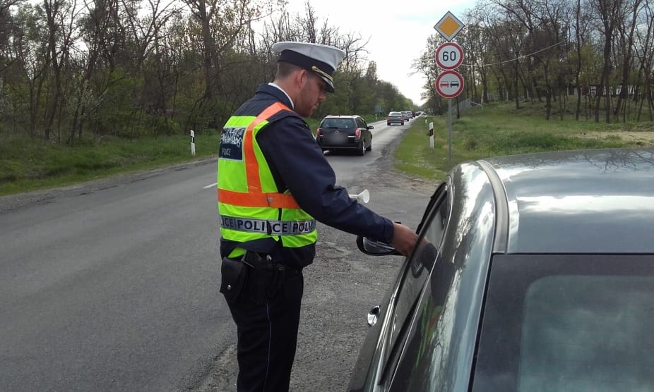 Igazoltattak egy sofőrt Mikepércsen, kiderült, hogy soha nem volt jogosítványa