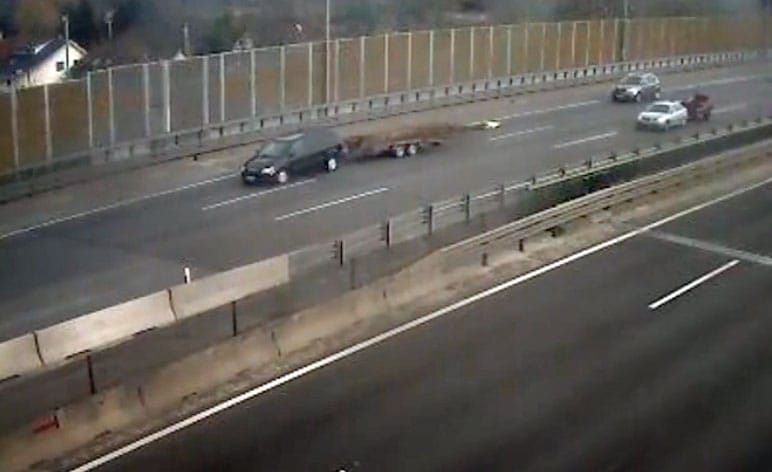 Szétgurultak egy tréleren szállított csövek az M0-son – videó