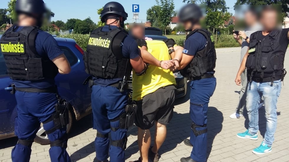Elkapták a debreceni zsarolókat, akik egy közintézmény vezetőit terrorizálták - videó