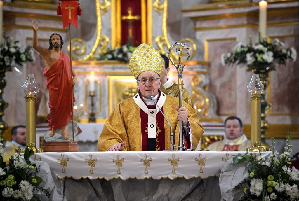 Lukasenka még a pápát is bezsarolta?