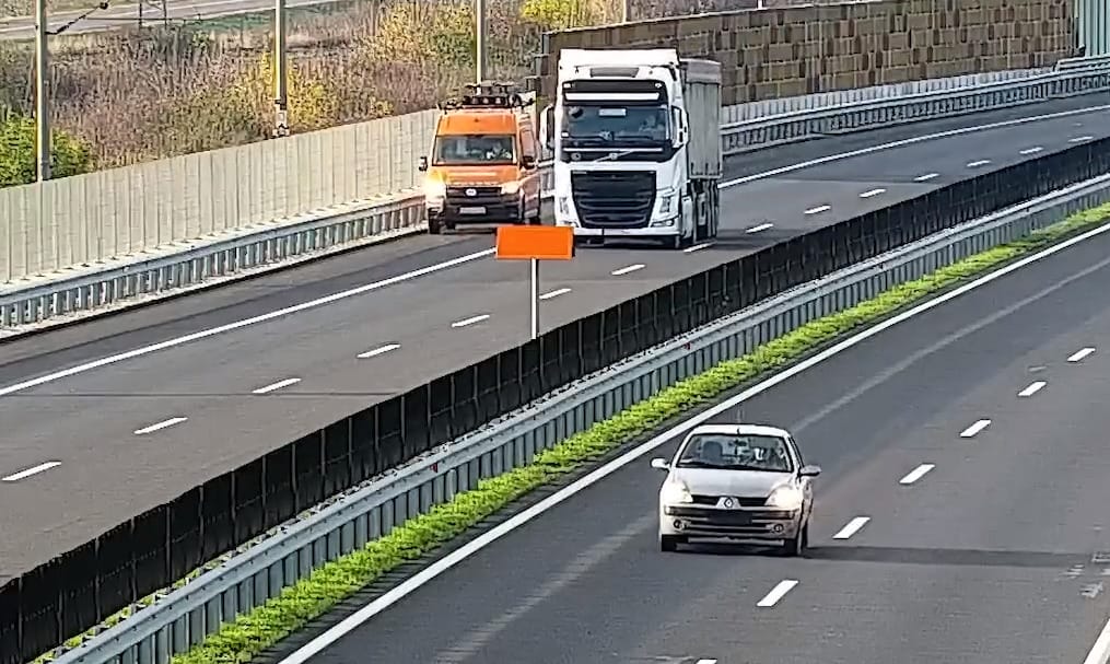 Itt egy újabb sofőr, aki szemben hajtott fel az autópályára – videó