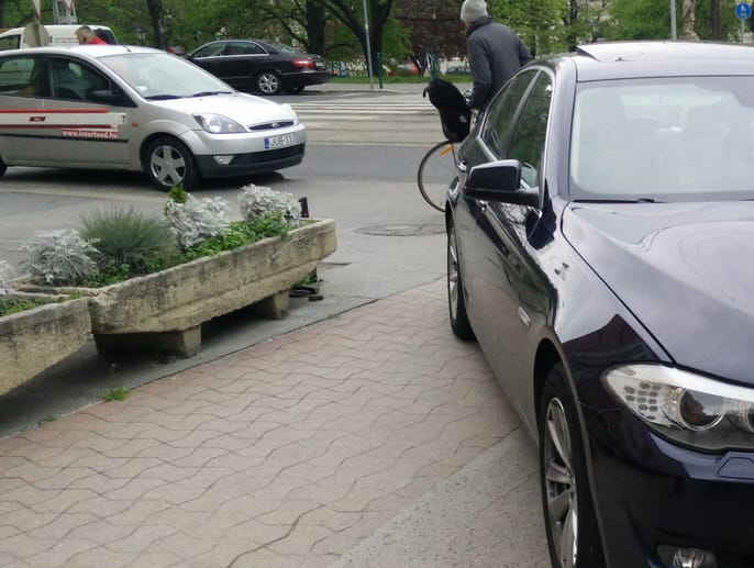 Nem, diplomata-BMW-vel sem szabad a bicikliúton parkolni - fotó