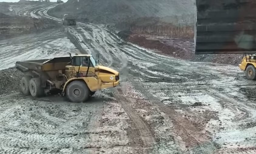 Így lehet driftelni egy 40 tonnás járművel – videó