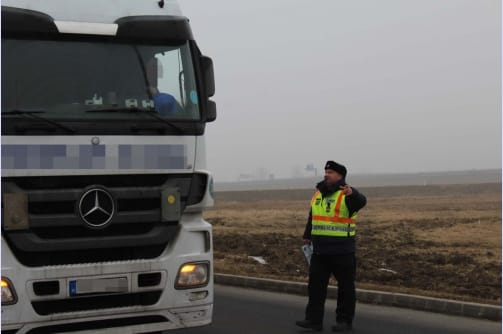 Hibás fékrendszerrel utasokat szállító buszt fogtak a rendőrök