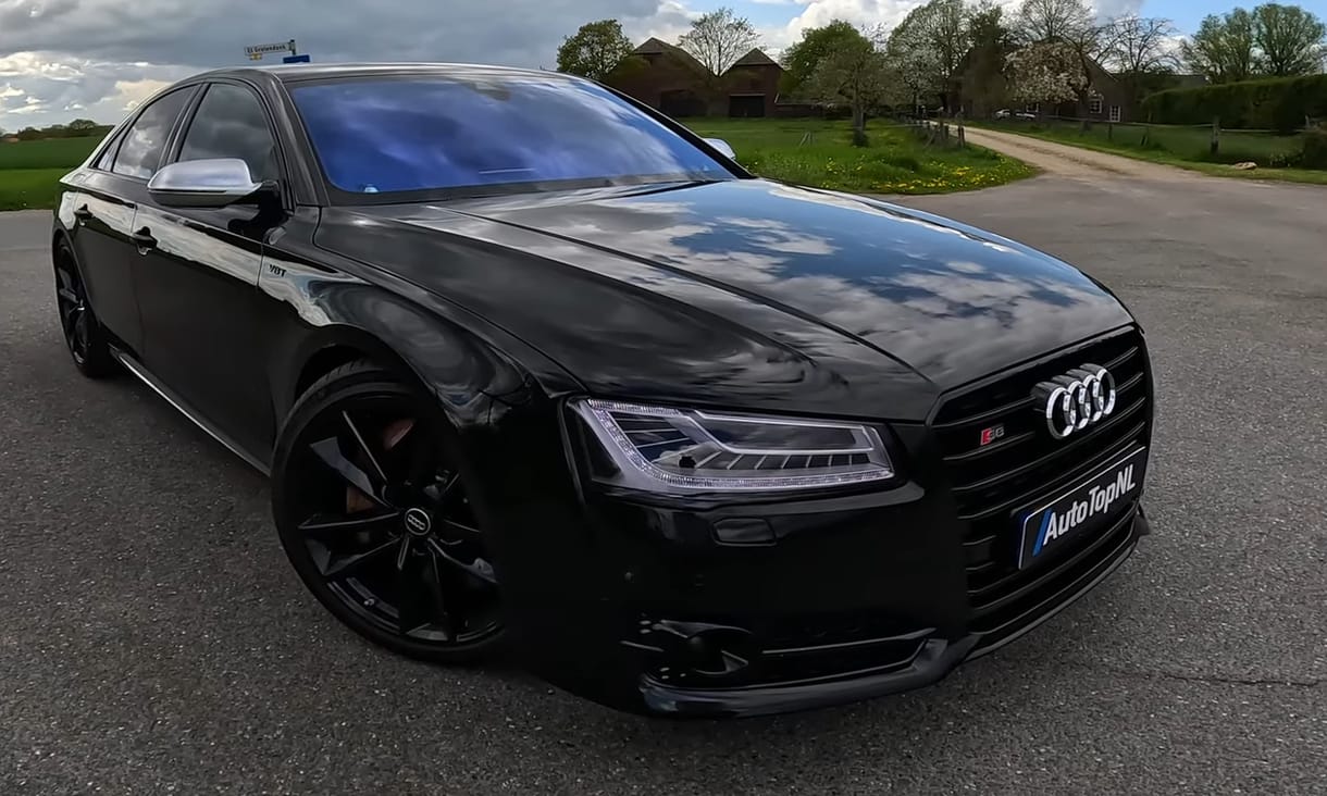 Így hasít bőven 300 felett az autópályán egy Audi S8 Plus – videó
