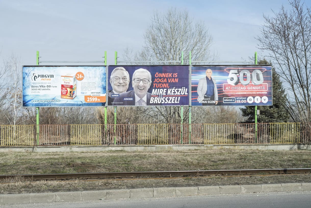 Feljelentette a kormány plakátkampányát a DK a Nemzeti Választási Bizottságnál