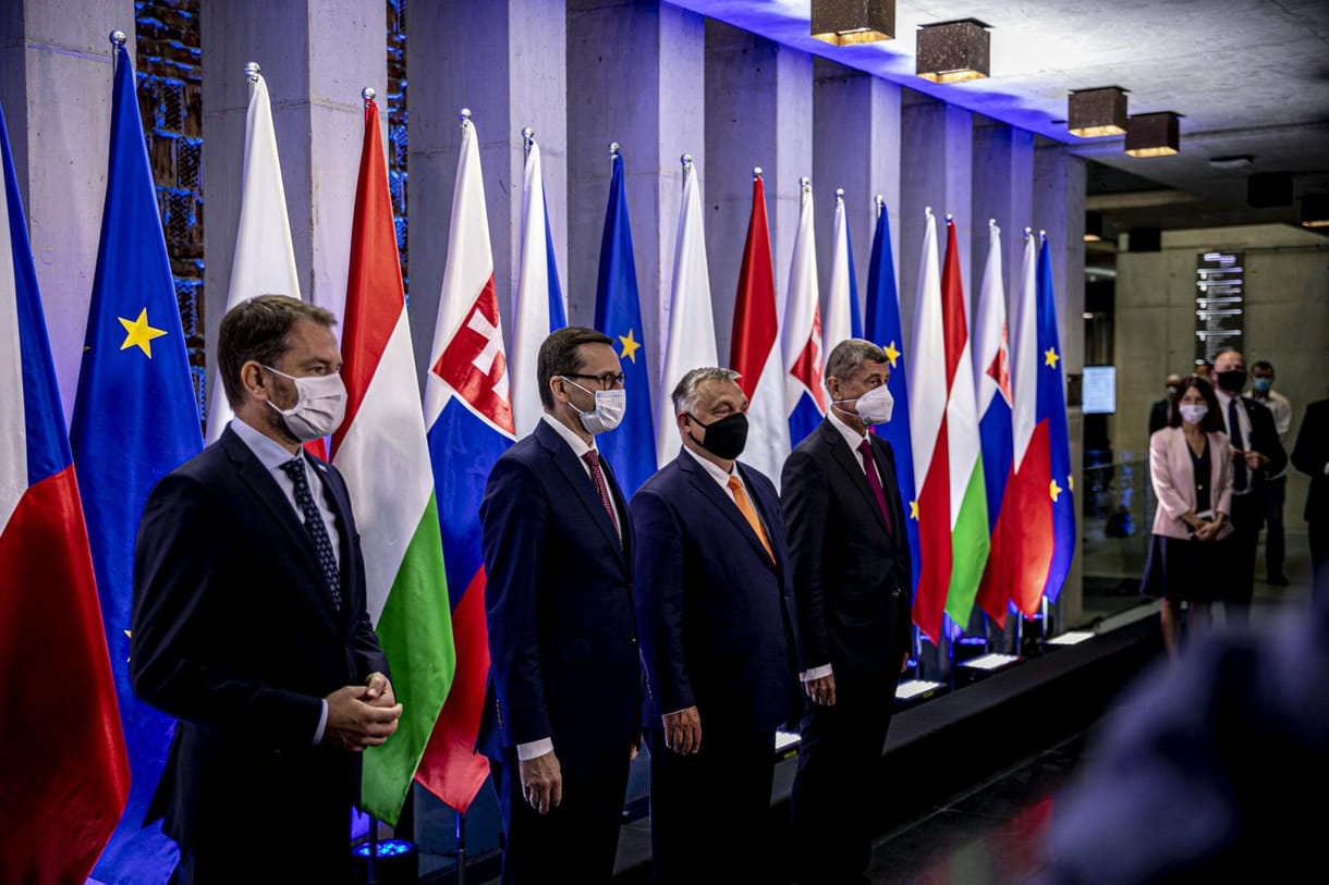 EUobserver: Szertefoszlóban a visegrádi álmok