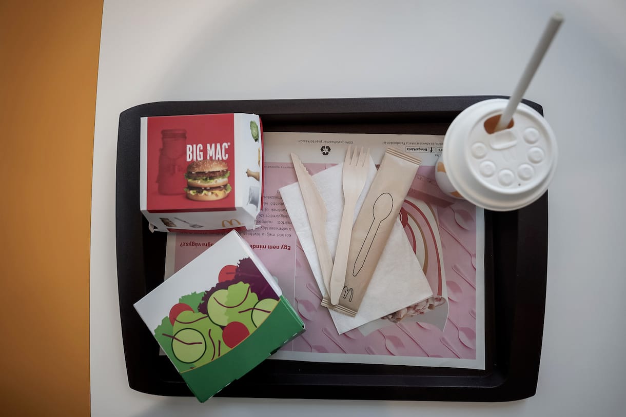 Eltűnnek az egyszer használatos műanyagok a hazai McDonald’sokból