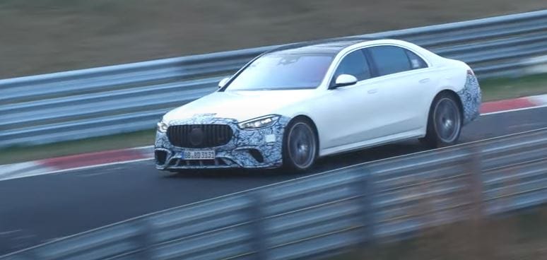 Szépen terelgetik a 700 lóerős új Mercedes-AMG S-osztályt a Nürburgringen – videó