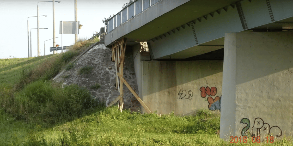 Falécekkel dúcolták alá a Berettyó hídját