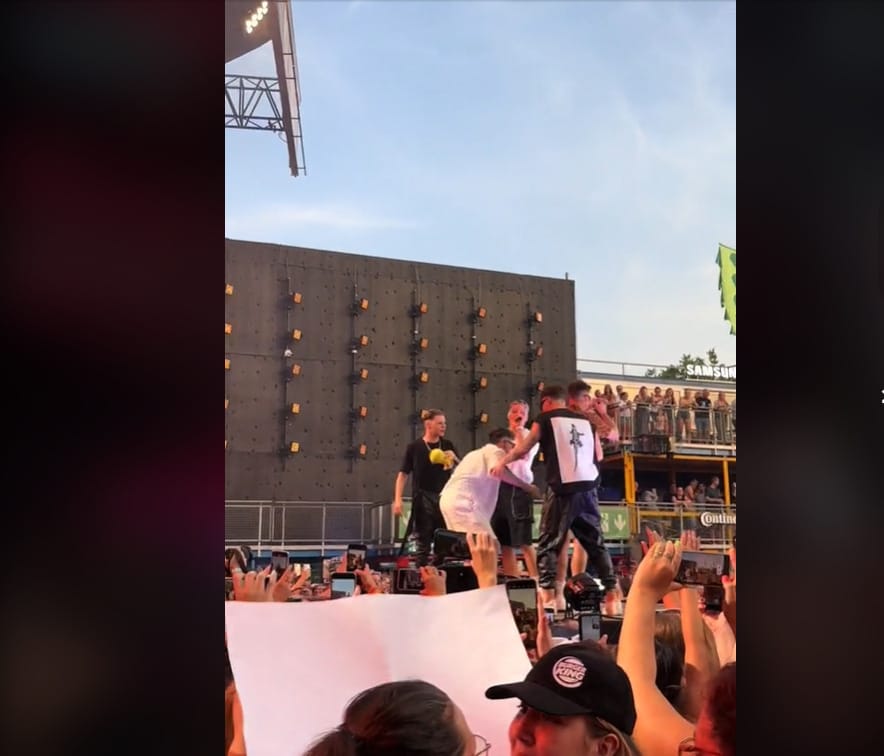 Elesett a színpadon és eltörte a lábát koncert közben Marics Peti énekes