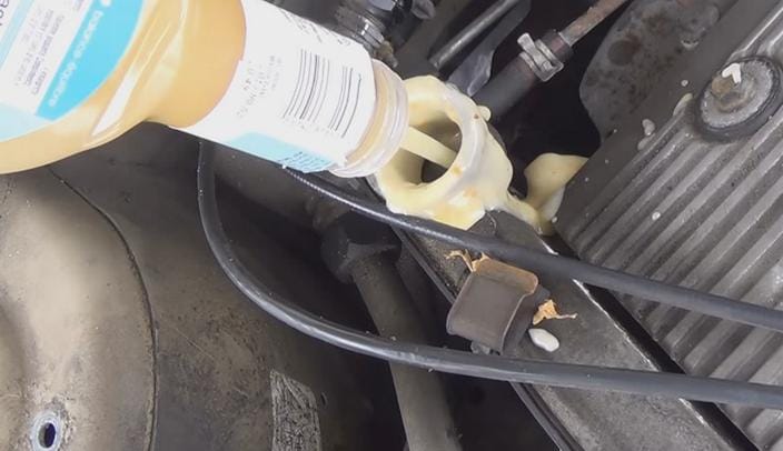 Mi történik, ha olaj helyett salátaöntetet töltünk a motorba? Hát ez – videó