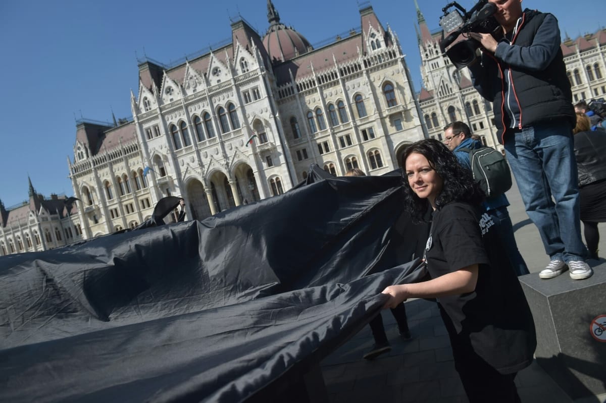 PM-es politikusokat vittek el a rendőrök a Parlament elől – fotók